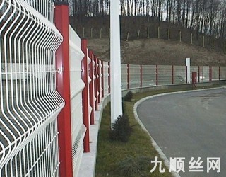 三角折彎型護欄網(wǎng)3.jpg
